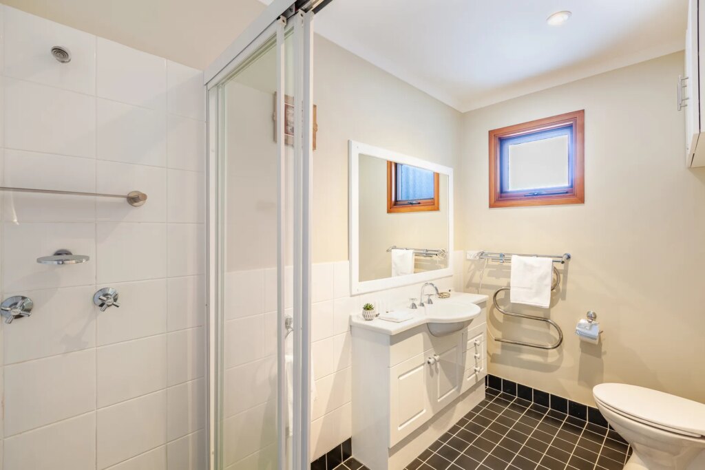 Lodge Chalet (Sleeps 6)