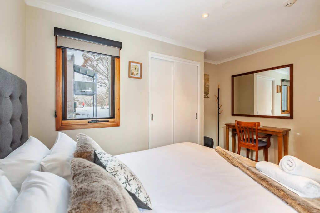 Lodge Chalet (Sleeps 6)