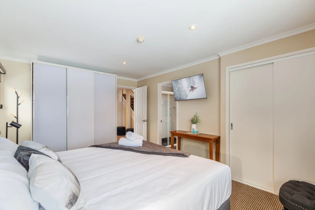 Lodge Chalet (Sleeps 6)