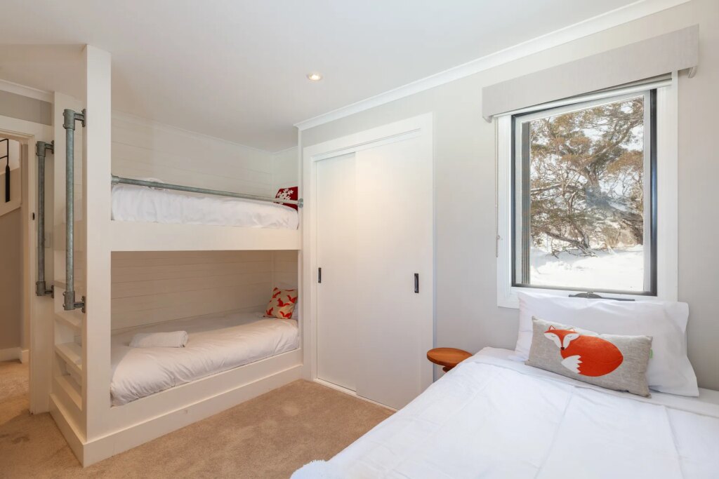 Lodge Chalet (Sleeps 6)