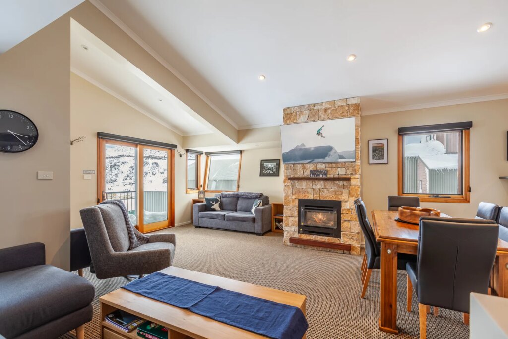 Lodge Chalet (Sleeps 6)