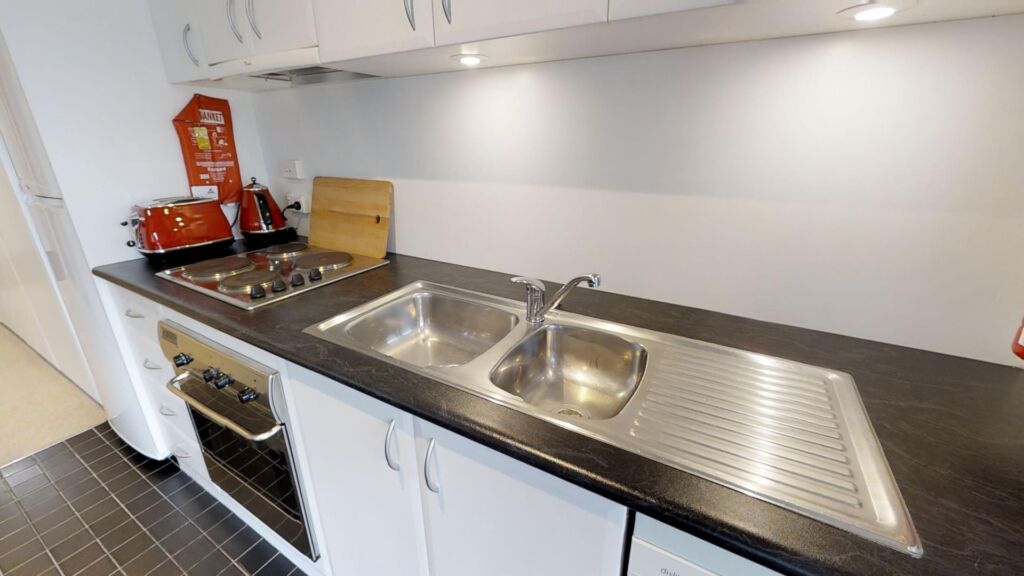 Studio 4 (Sleeps 2)